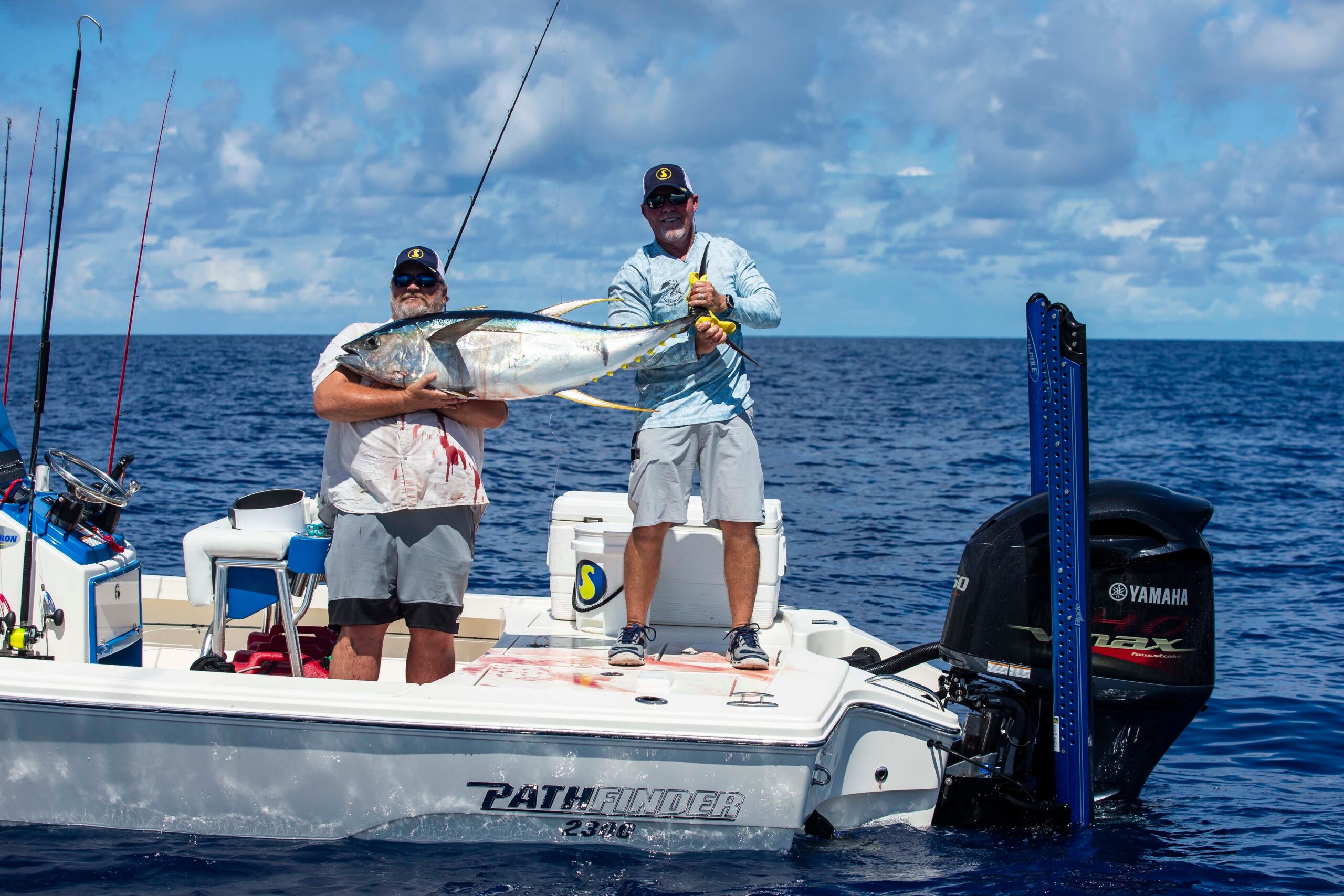 Pathfinder bay boat anglers holding big tuna on board